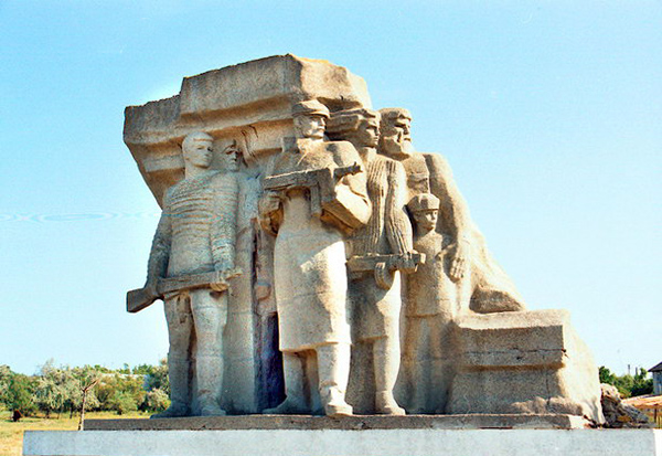 Скульптурна композиція «Народні месники» у с. Нерубайське Біляївського р-ну Одеської обл. 1970. Бетон, мармурова крихта